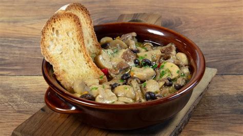  La Zuppa di Funghi di Wuhu: Un Piatto Cremoso che Incanta con i Suoi Sapori Terrosi e Freschi!