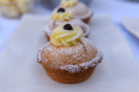  Sfogliatella: Una delizia fritta che fonde sapori di cannella e agrumi!