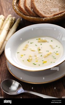  Spargelcremesuppe: Una deliziosa combinazione di crema vellutata e freschezza primaverile!