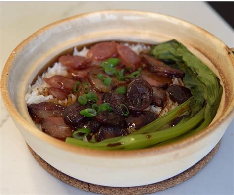  Clay Pot Rice with Preserved Meat: Unisce il comfort della cucina casalinga all’intensità dei sapori tradizionali!