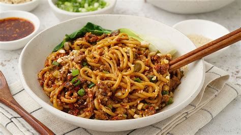  Dan Dan Mian: Un Viaggio Esplosivo di Sapori Piccanti e Texture Setose!