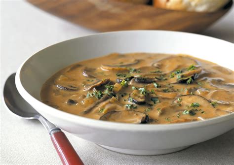  La Squisita Zuppa di Fungi di Linfen: Una Sinfonia di Sapori Terrosi e Freschezza Aromatica!