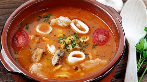  La Zuppa di Pesce alla Jiujiang: Una Sinfonia di Sapori Del Mare Invasa da Aromi Piccanti!