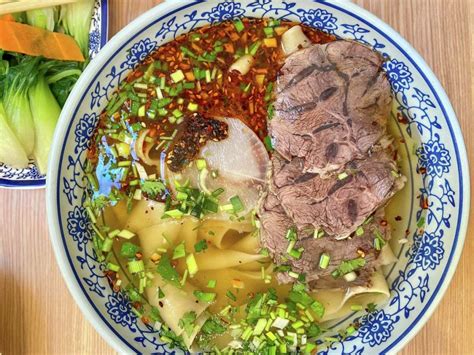  Lanzhou lamian: Un delizioso intreccio di sapori piccanti e brodi avvolgenti!