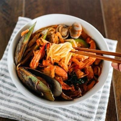   Noodles With Oyster Sauce And Spicy Seafood Broth: A Symphony Of Umami Explosions That Dance On Your Tongue!