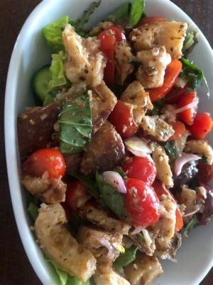  Panzanella! Un trionfo di sapori mediterranei e una fresca sinfonia estiva