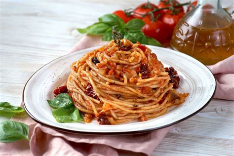   Pasta con Pomodori Secchi: Un Classico Sinfonia di Sapori Rustic e Profondamente Umami!