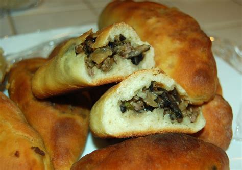  Pirozhki di carne: una deliziosa combinazione di sapori russi avvolti in una morbida sfoglia!