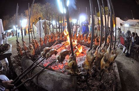  Sajji! Un trionfo di sapori speziati e una festa di carne arrostita sotto il cielo stellato di Hyderabad